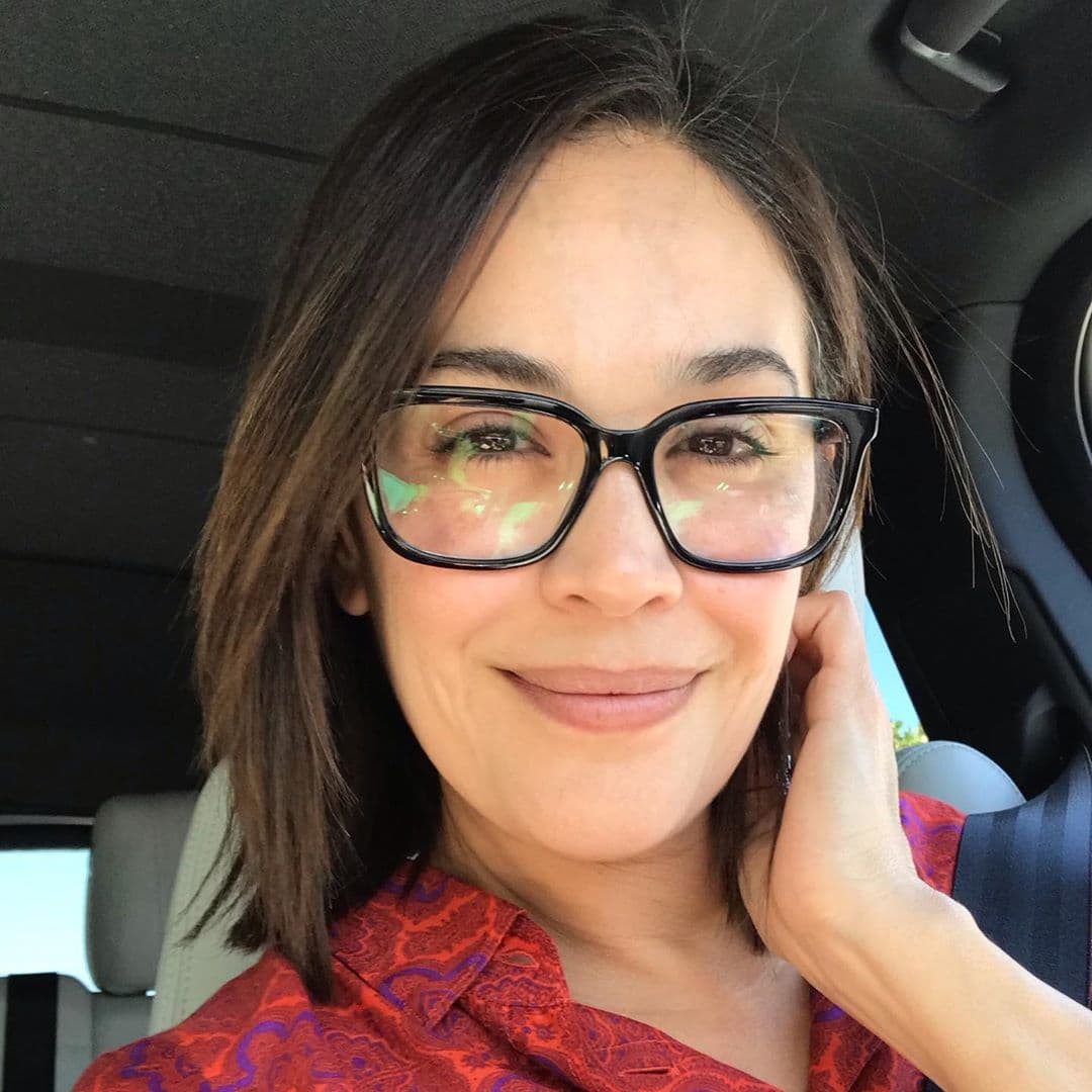 Aunque hay días que no lleva ni una gota de maquillaje, las gafas no pueden faltar.