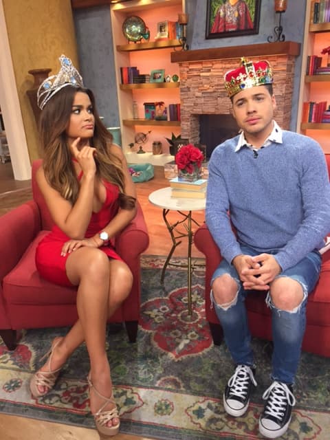 Ante la incrédula mirada de Clarissa, William se coronó como rey.