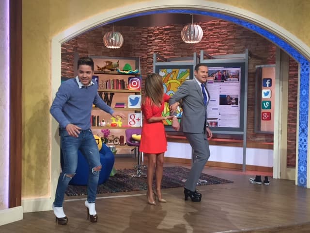 William y Alan caminaron por toda la casa usando zapatos de tacón alto.