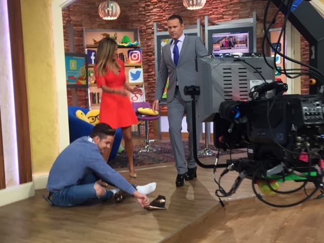 William tiene un estilo muy particular de ponerse los zapatos.