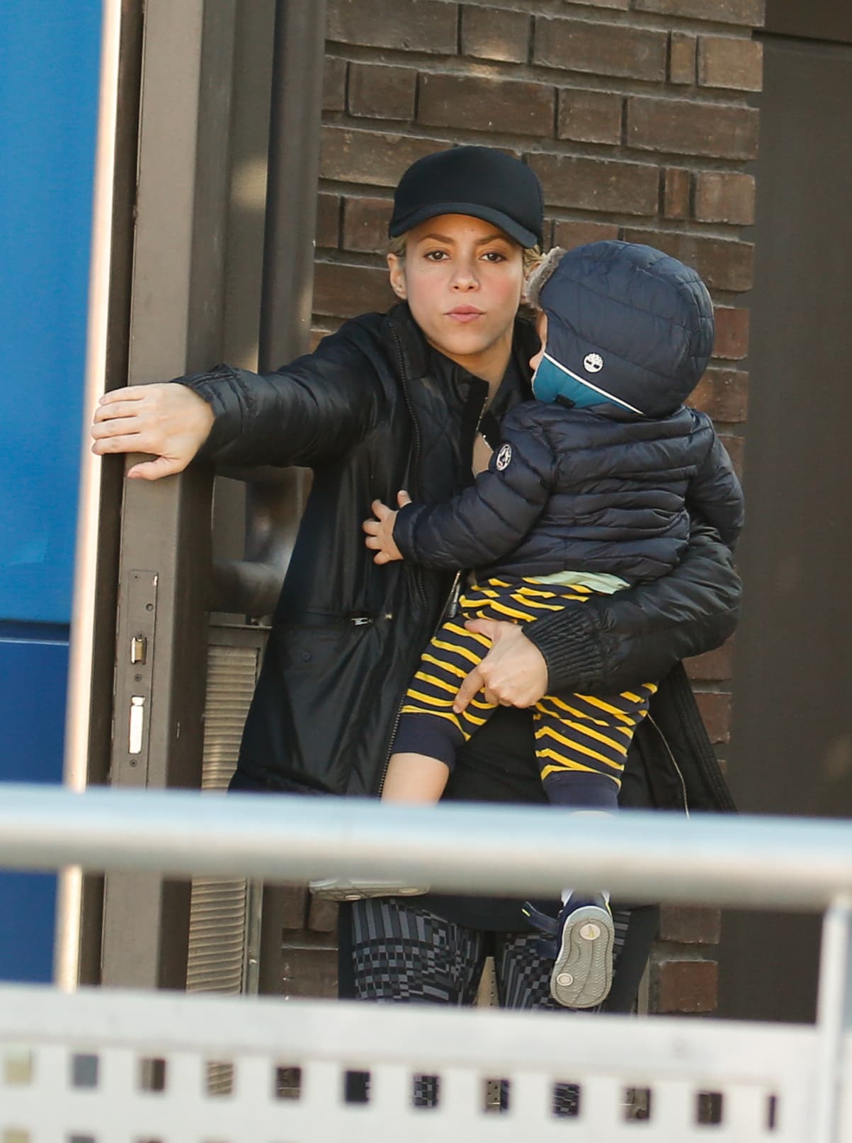 Los paparazzi captaron a Shakira recogiendo a Sasha en el cole.