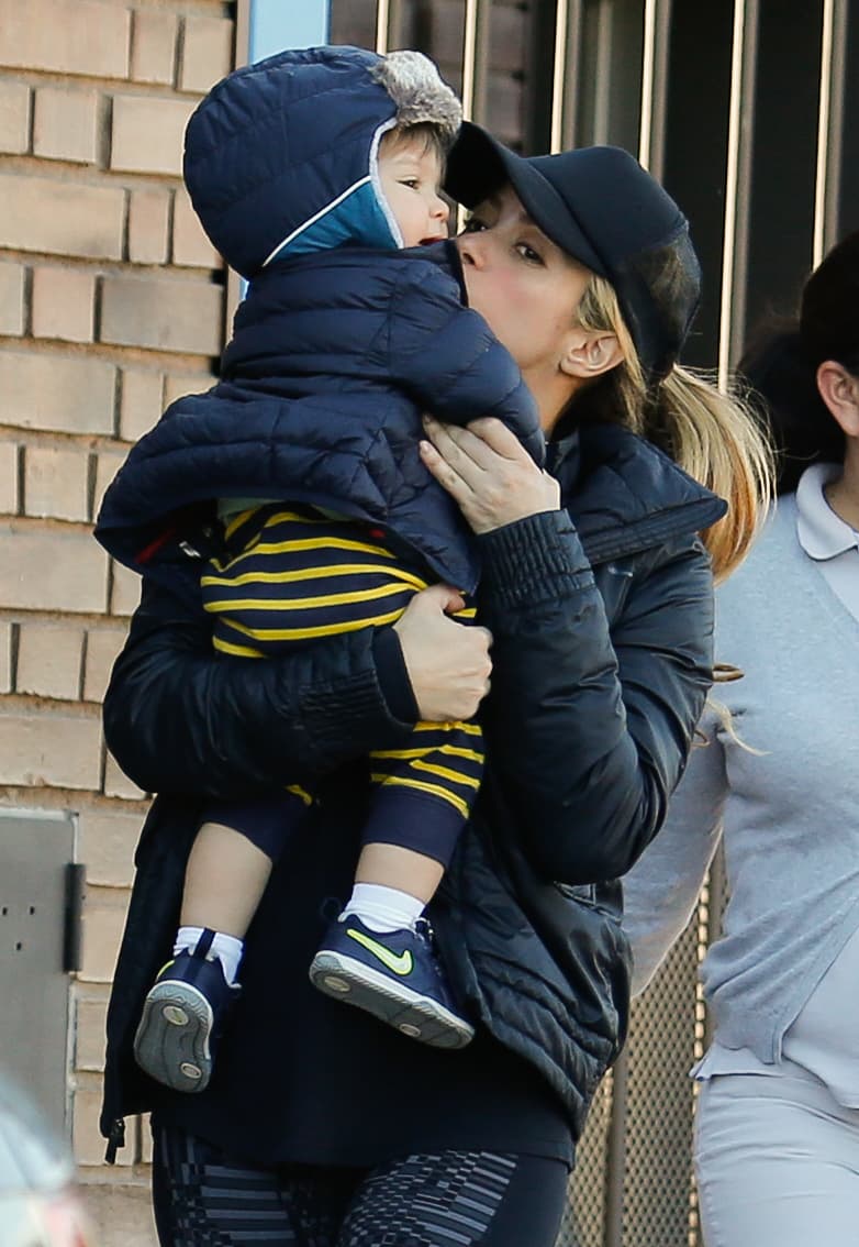 Cute! Le dio un tierno besito.