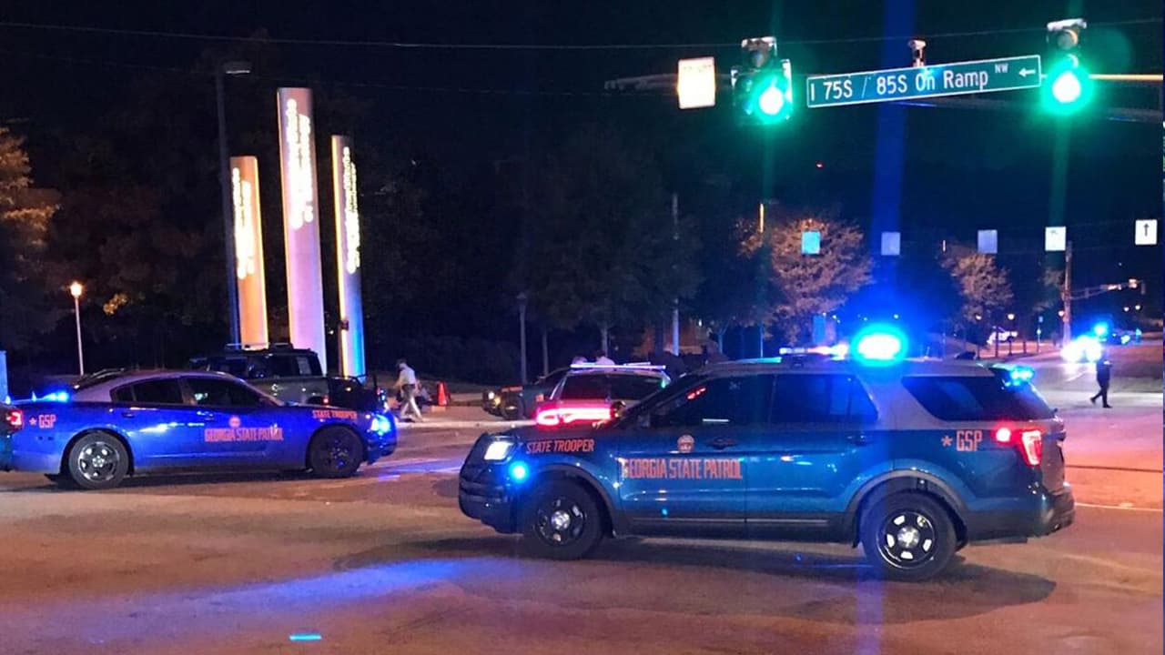 La policía dice que el vehículo que huía chocó con un segundo vehículo en la intersección.