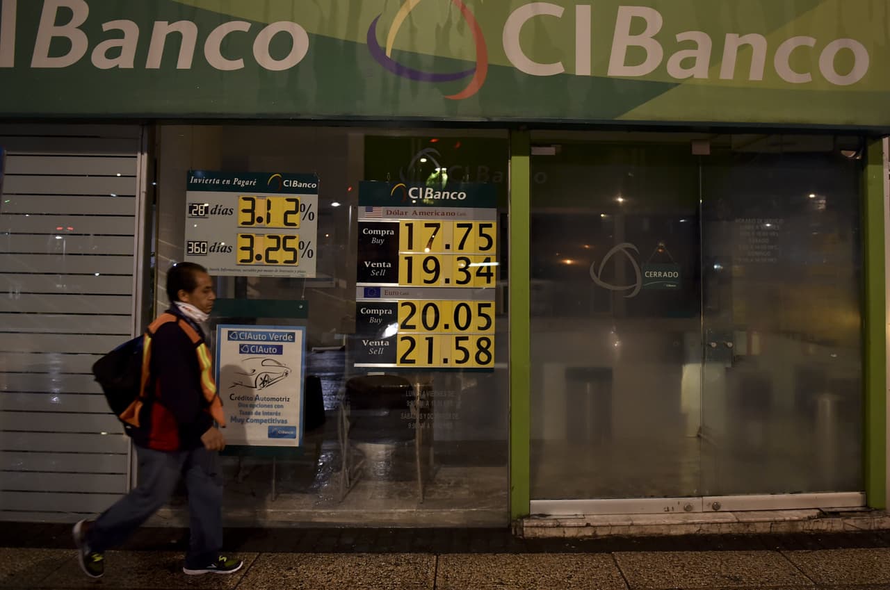 El día de las elecciones presidenciales en Estados Unidos, el 8 de noviembre de 2016, el peso mexicano cayó un escalón en su sistemática devaluación. El dólar, a su vez, se depreció frente al euro y el yen, a la espera de los resultados de los comicios. (Yuri Cortez / AFP)