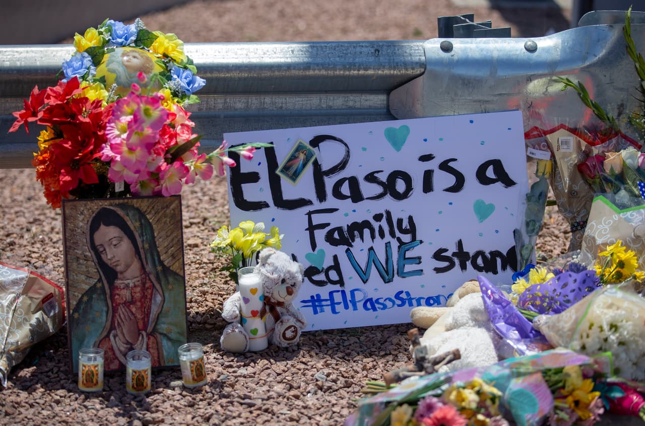 <b>“El paso es una familia, nos mantenemos unidos”</b>, se lee en el cartel junto a la figura de la virgen de Guadalupe. El presidente también pidió acciones para aprobar lo que llamó Leyes de Alerta Roja para detectar potenciales atacantes.