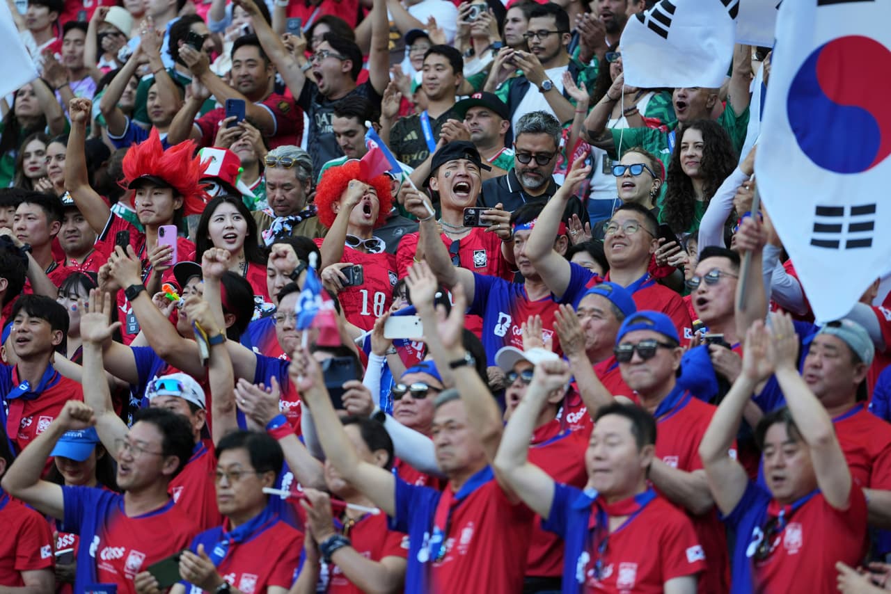 Aficionados de Corea del Sur animan durante el partido de fútbol del Grupo A de la Copa del Mundo entre México y Corea del Sur en Zapopan, cerca de Guadalajara, México, el jueves 18 de junio de 2026.