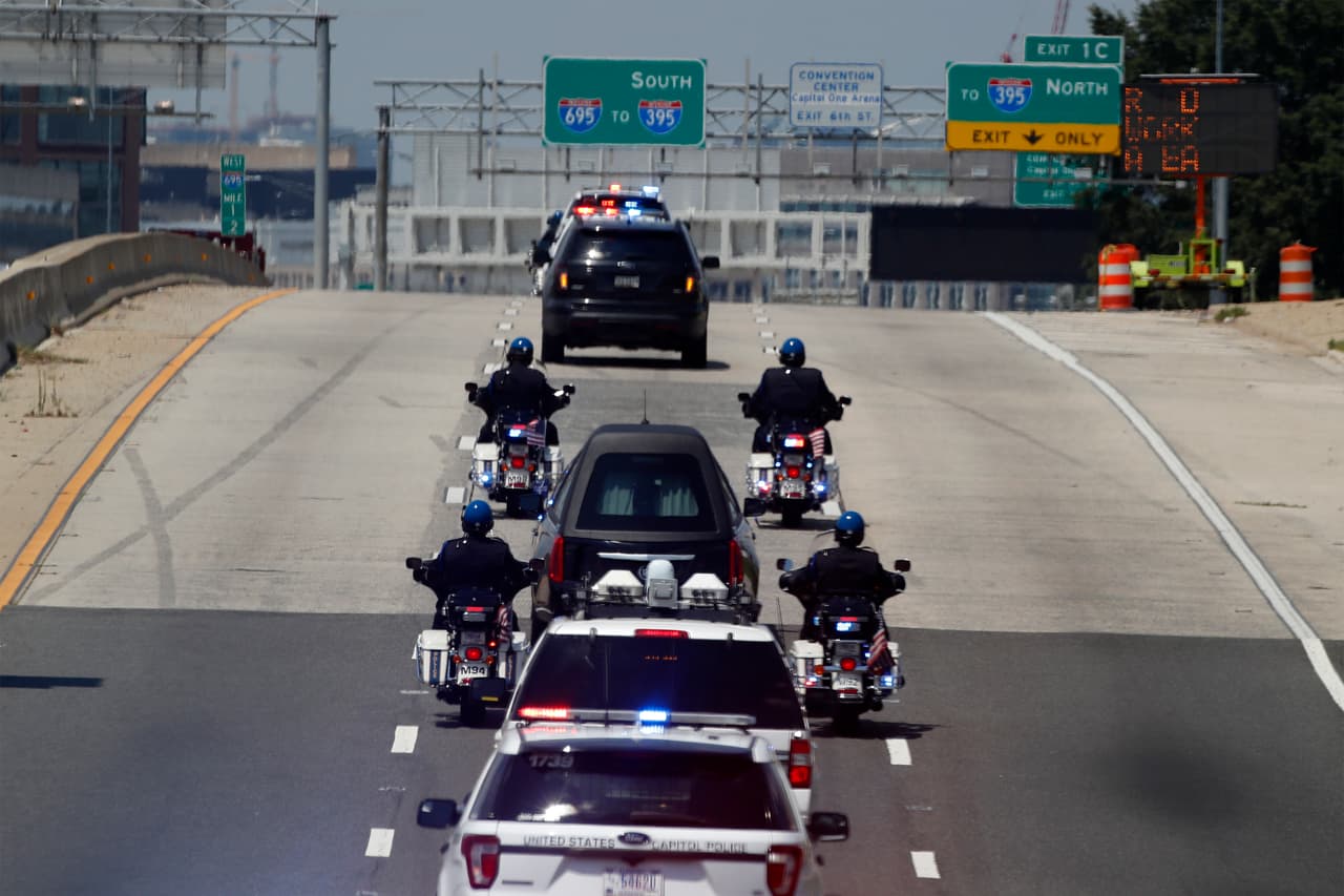 La caravana fúnebre con los restos de John Lewis en su recorrido por varios puntos de Washington DC.