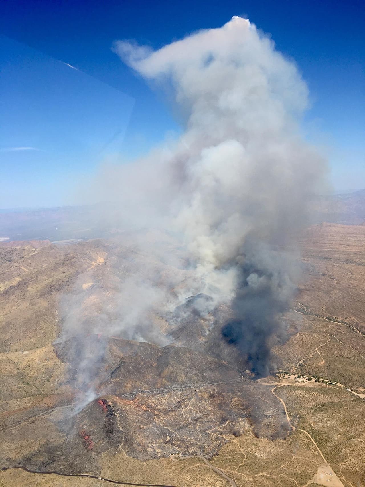 La causa del incendio está bajo investigación. Hasta este martes, 29 de septiembre, el Incendio Sears ha consumido 14,241 acres de maleza al noreste del valle.
<br>