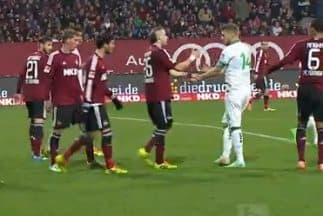 Un jugador en la Bundesliga rechaza cobrar un penal porque se dejó caer solo