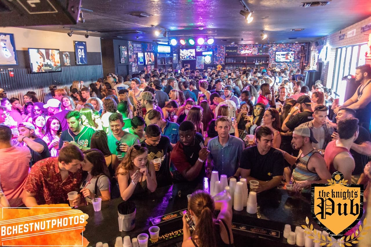 13 empleados y 28 clientes se contagian con coronavirus en un bar de Florida