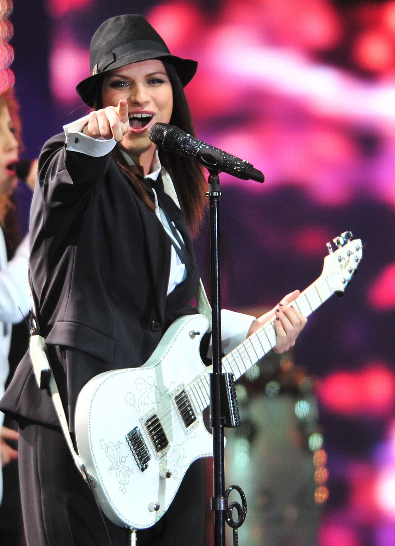 Laura ya no será la única chica con Alejandra porque en esta ocasión hacen parte del show.