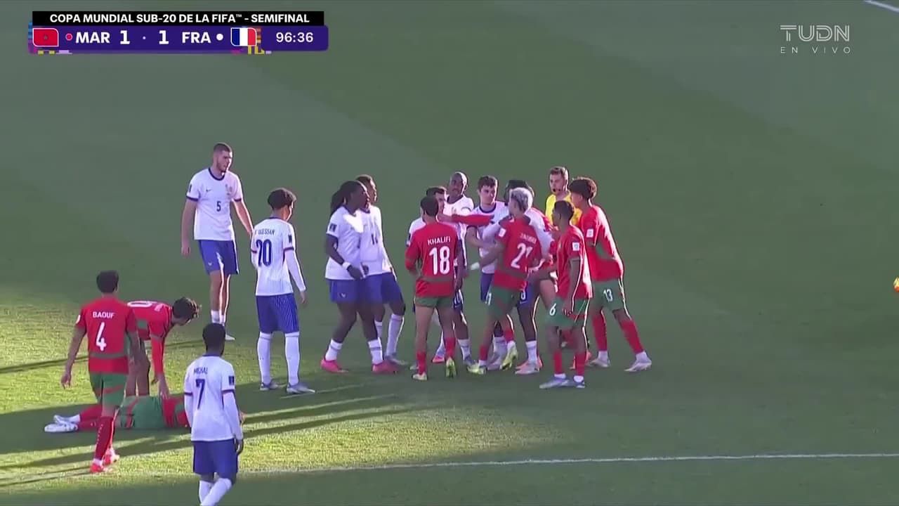 ¿Era roja? Le hacen jugada a lo 'Messi', se arde y mete brutal patadón