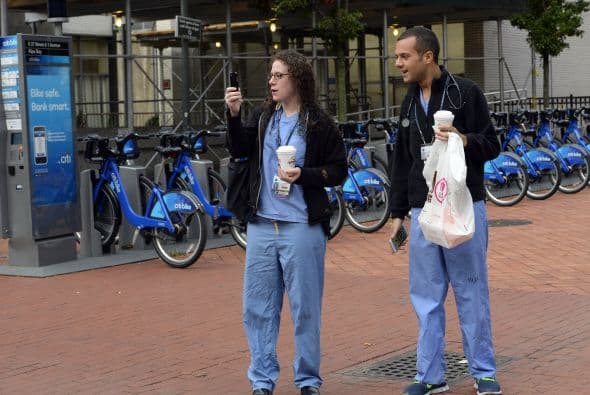 Un doctor de 33 años que trabajó con Médicos sin Fronteras (MSF) en el país africano Guinea Conakry , fue aislado desde el jueves en el hospital neoyorquino de Bellevue por contraer el virus de ébola.