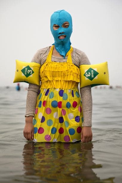 La mezcla de ropa de playa suele ser curiosa para quienes no están acostumbrados.