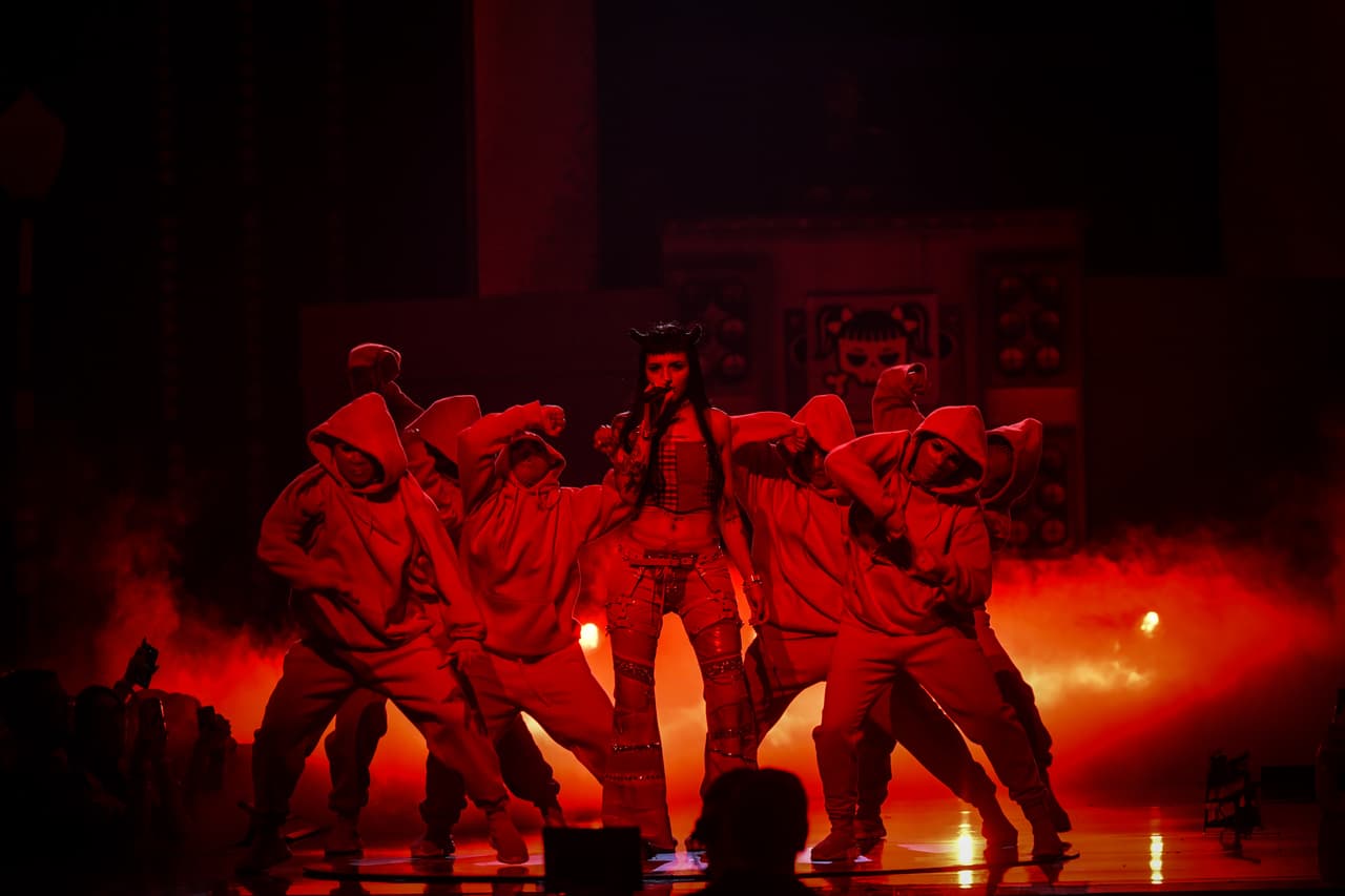 Llegó el momento de la fuerza latina femenina. A Chiquis y Amandititita les siguió 
<b>Cazzu</b>.