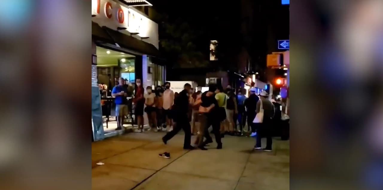 Video viral muestra a policías golpear a hombre contra la acera durante arresto en NYC