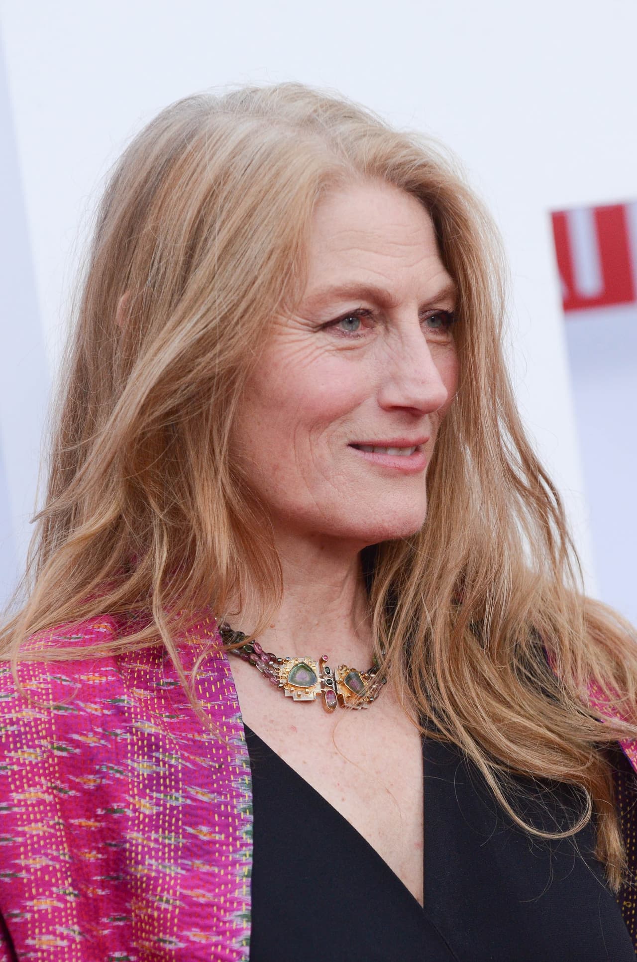 Como parte de la promoción de la película, ya han circulado algunas imágenes en medios como 
<b><a href="https://www.mirror.co.uk/tv/tv-news/downton-abbey-real-royal-visit-19984919">Mirror</a></b> y 
<b><a href="https://www.telegraph.co.uk/films/2019/09/08/queen-mary-merely-passionate-art-collector-kleptomaniac/">The Telegraph</a></b>. En algunas de ellas se ve a Geraldine James interpretando a la reina Mary y ha llamado la atención que lleva una réplica de 
<b><a href="https://www.univision.com/famosos/esto-hay-detras-de-la-tiara-de-rubies-contra-la-maldad-que-la-reina-escogio-para-cenar-con-trump-fotos" target="_blank">una de las joyas de la reina Isabel</a></b>: la tiara Vladimir.