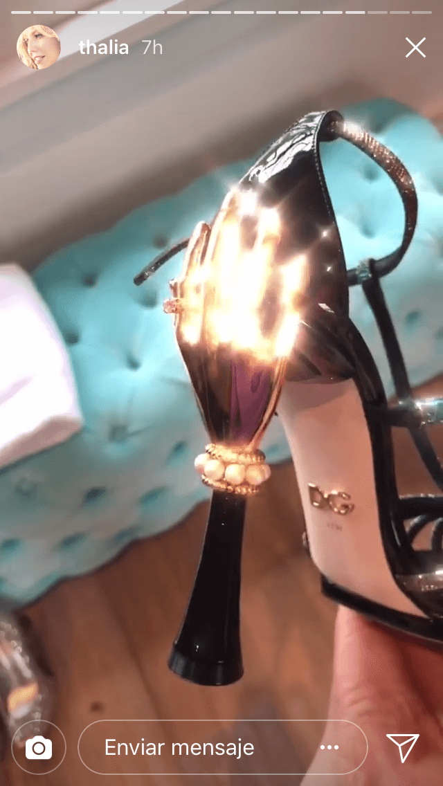 El tacón de 4.1 pulgadas con la mano dorada fue esculpido a mano. Además, destaca porque está hecha con tela de color cambiante.