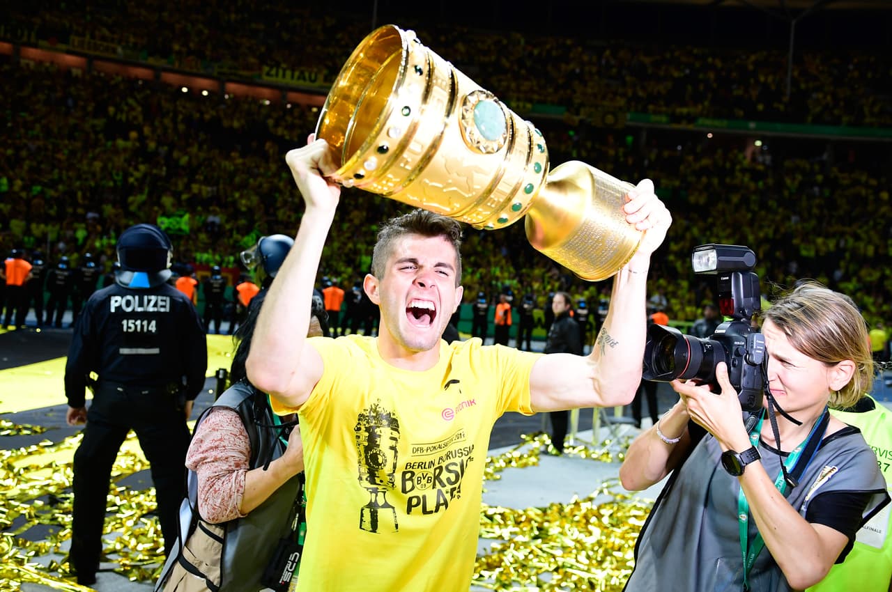 Apenas hace algunas semanas Pulisic pudo levantar su primer título con el Dortmund: la Pokal.