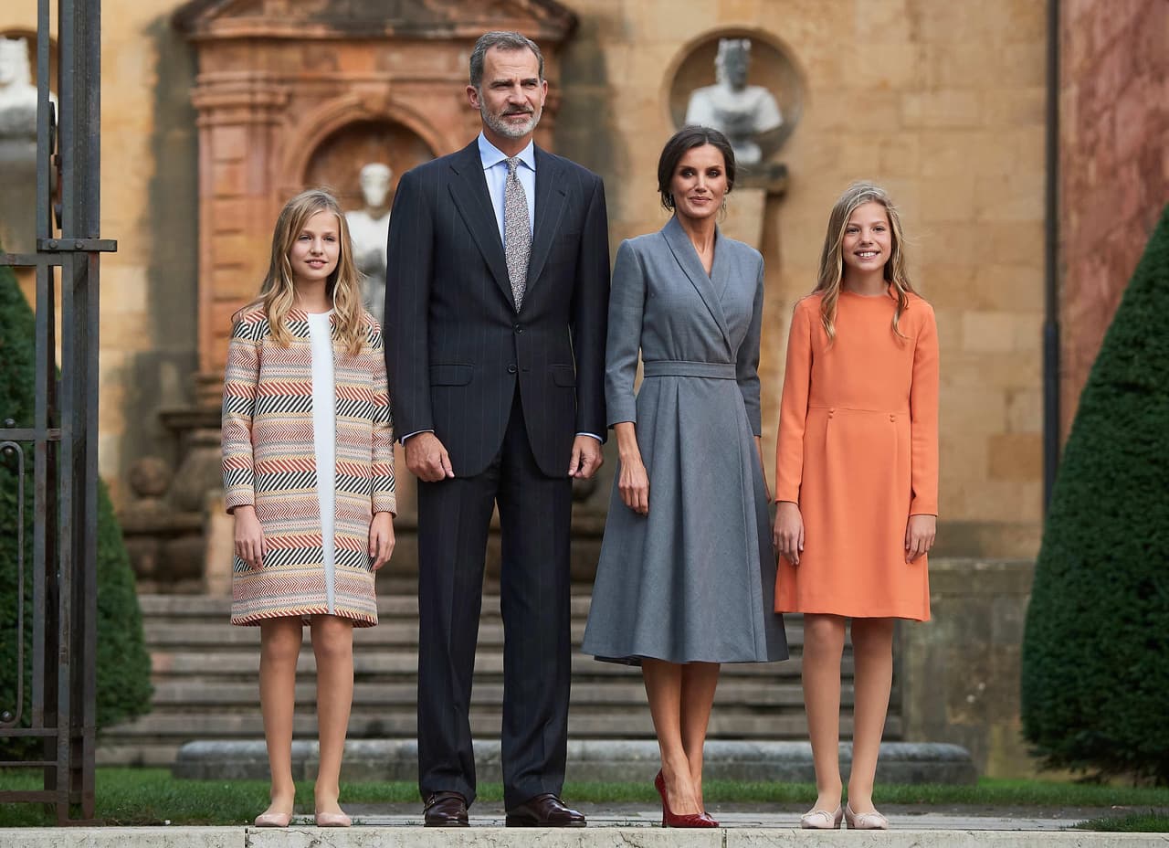 Además de esquiar, Leonor y Sofia habrían heredado del rey Felipe VI de España su gusto por la navegación. La familia ha sido vista es un barco en Mallorca.