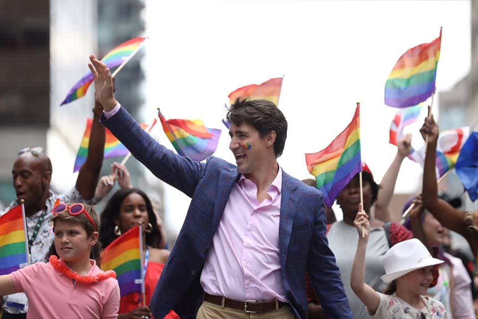 Justin Trudeau camina entre los manifestantes en las calles de Toronto.