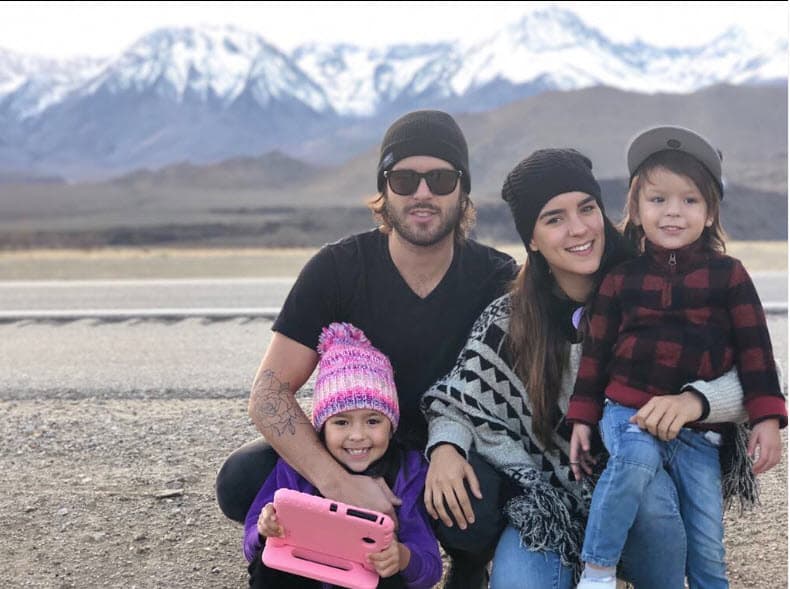 De acuerdo con
<b>El Gordo y La Flaca</b>, los niños estuvieron en Miami, junto a su madre, durante el proceso en que el jurado deliberó la situación del actor. Solo la esposa de Lyle asistió a la corte en esos días.