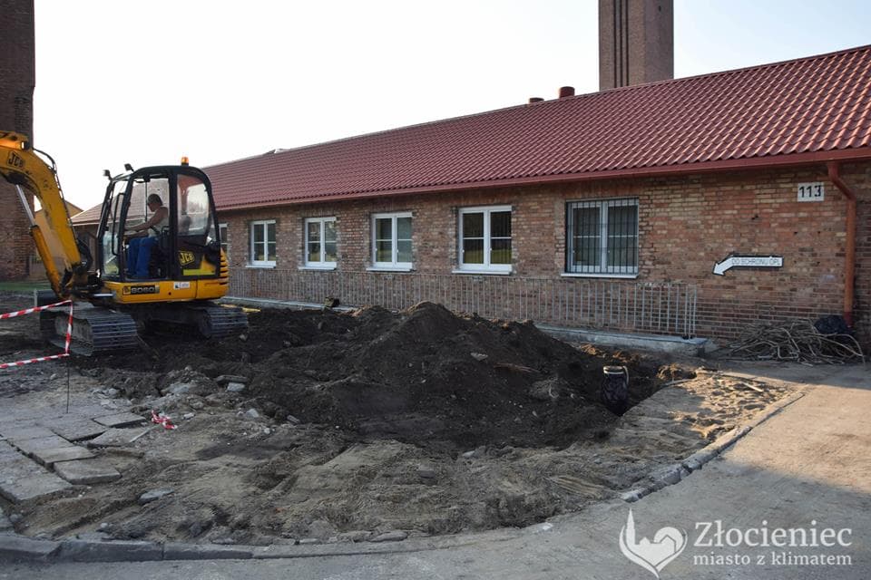 La excavación se vio complicada por todo lo que encontraron los investigadores antes de dar con el artefacto: hormigón reforzado, aguas subterráneas o incluso minas, según informó 
<a href="https://www.nationalgeographic.com.es/historia/actualidad/una-capsula-del-tiempo-enterrada-por-los-nazis-vuelve-ver-luz-anos-despues_10696/10">National Geographic</a>.