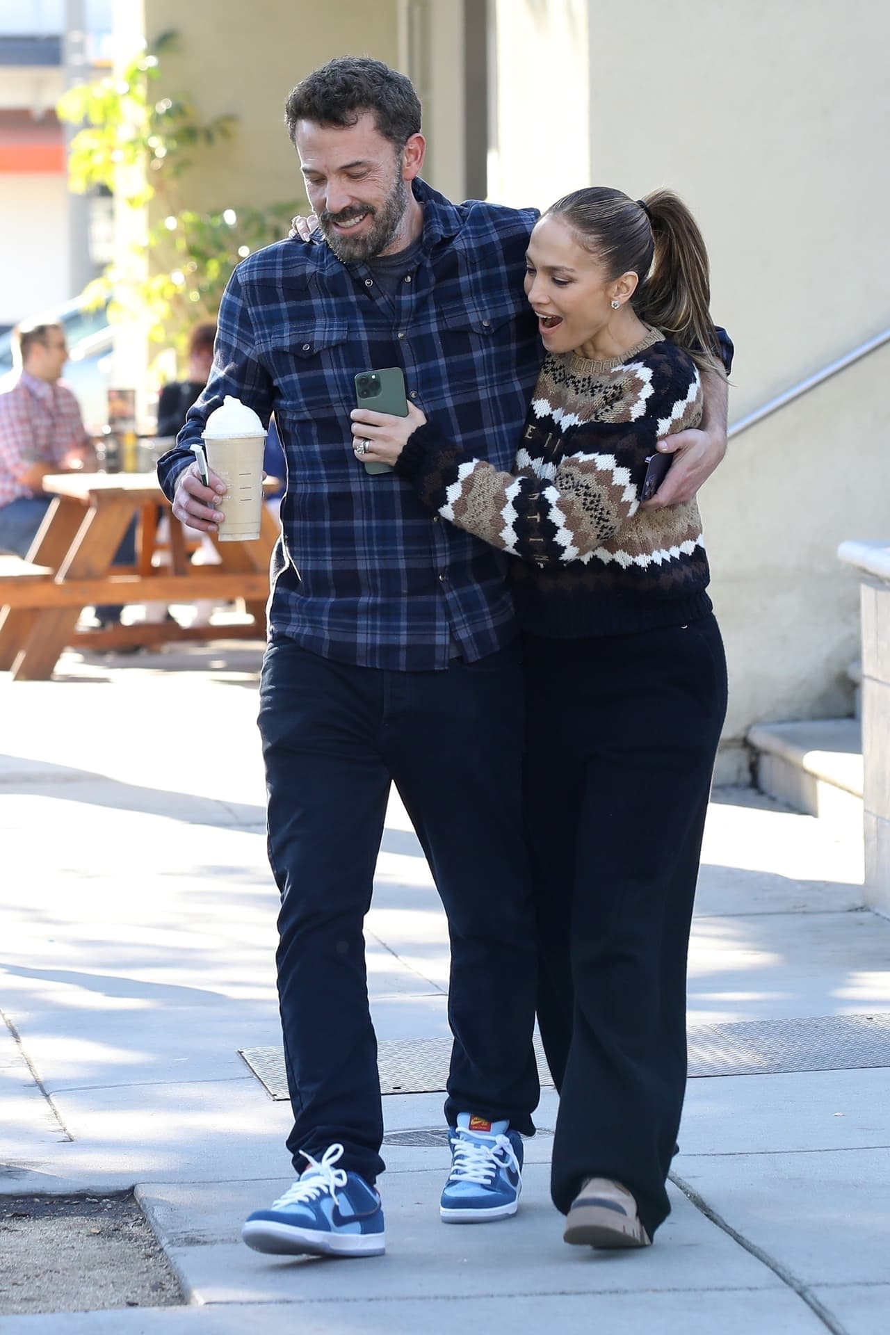 Varias veces ha sido captado por los paparazzi saliendo de algún establecimiento con dona y café en mano. 
<br>