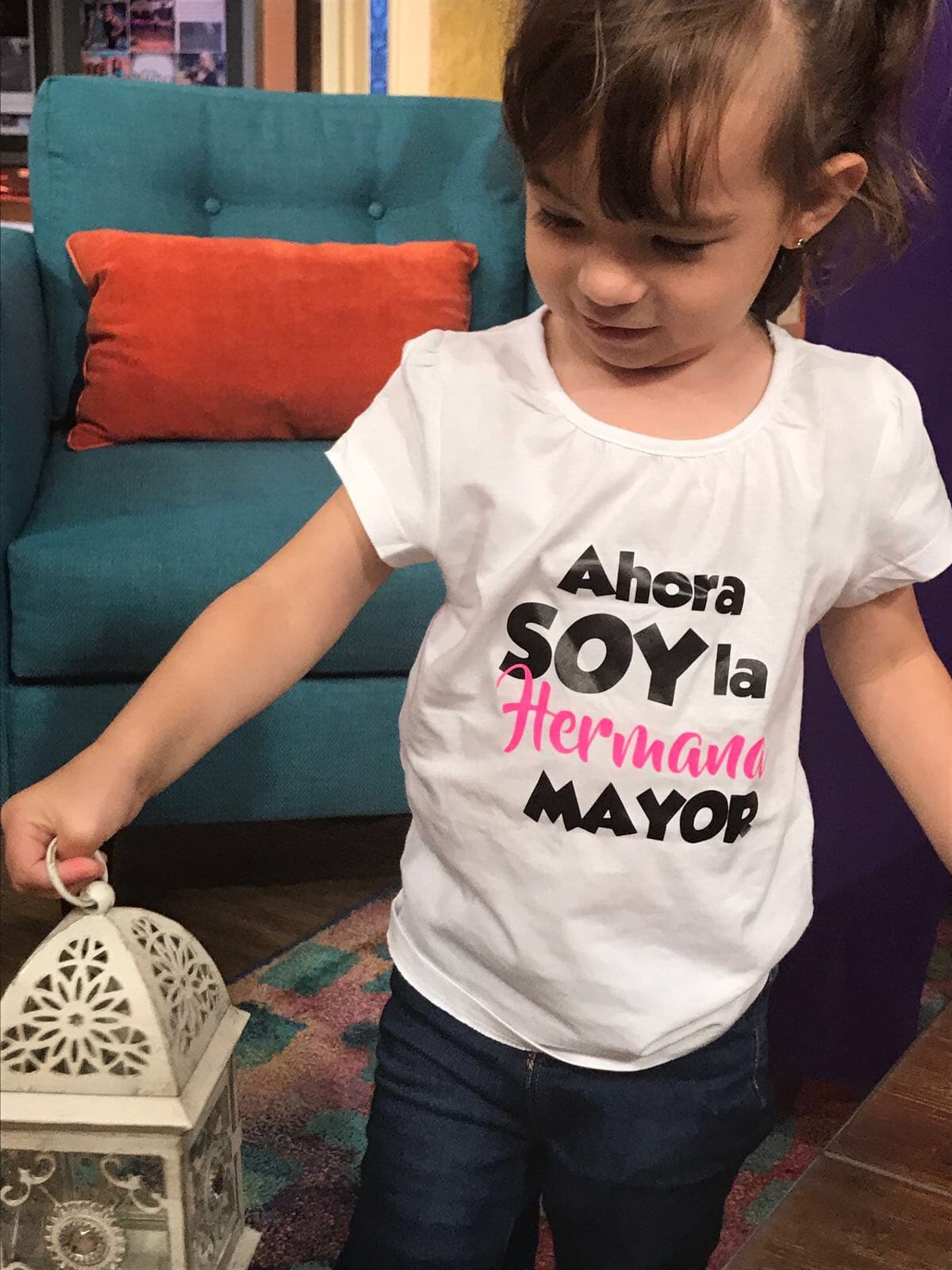 Como bien decía su playera, Michelle ya está lista para ser orgullosamente la hermana mayor.