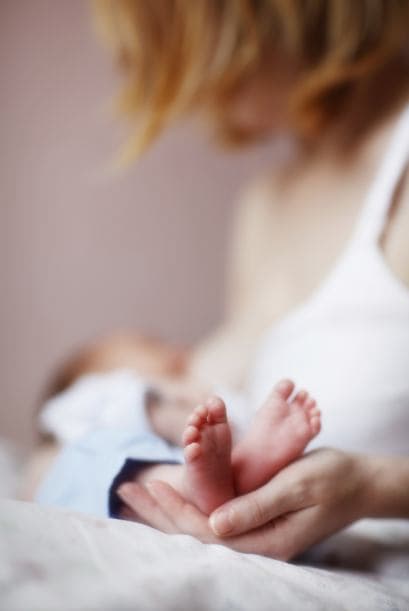 ‘Breastfeeding’. Si has decidido amamantar, lo ideal sería que hablaras antes del parto con el médico o la partera que estará contigo durante el nacimiento.