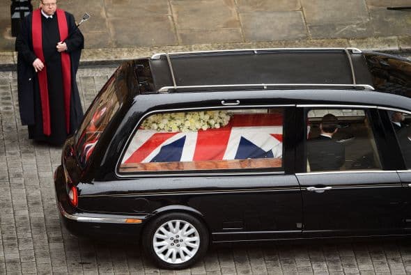 Pasó la noche en la recogida capilla de St. Mary Undercoft, en la que fue velado por familiares y amigos y donde el deán de Westminster, John Hall, dirigió un breve servicio religioso.