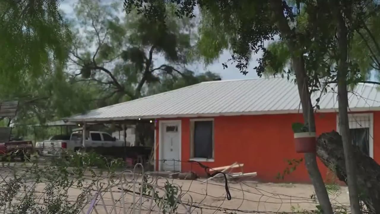 Migrantes muertos en tren: Así es la casa junto al Río Grande donde cayó mujer con posibles vínculos al caso