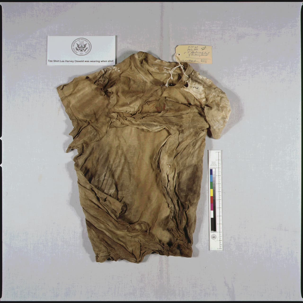 La comisión Warren determinó que no había evidencias de que Oswald y Ruby formaran parte de alguna conspiración nacional o internacional para asesinar a Kennedy. En la fotografía, la camisa que llevaba Lee Harvey Oswald al momento de su asesinato.