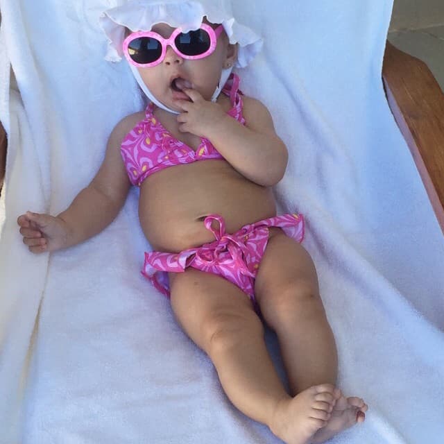 Y es igual de coqueta que su mami.