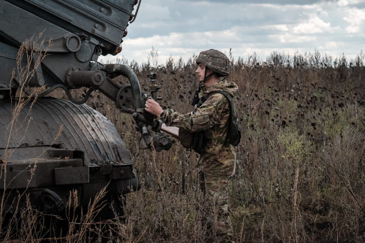 Hasta ahora, las fuerzas ucranianas, 
<b>más pequeñas pero mejor entrenadas y dirigidas, han realizado un notable trabajo táctico en el campo de batalla,</b> lo que les ha ayudado a superar el poderío militar superior de Rusia. 
<br>
<br>El ejército ruso retrocedía en Jersón y Járkov, en el sur y el noreste de Ucrania, según los mapas del ministerio de Defensa ruso este martes que ilustran los últimos éxitos de la contraofensiva ucraniana en territorios anexados por Moscú.
