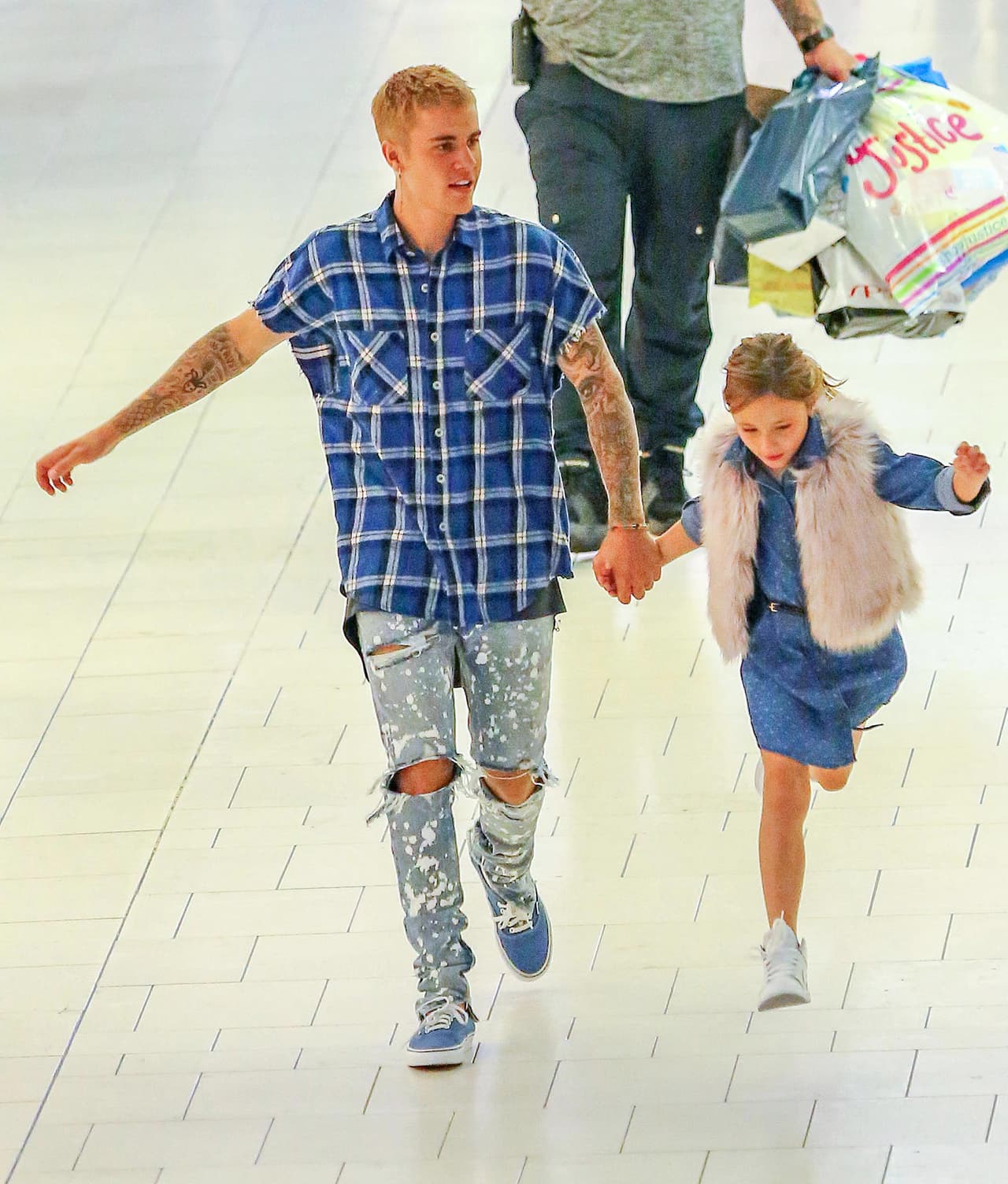 Después de la joyería salieron brincando de la tienda.