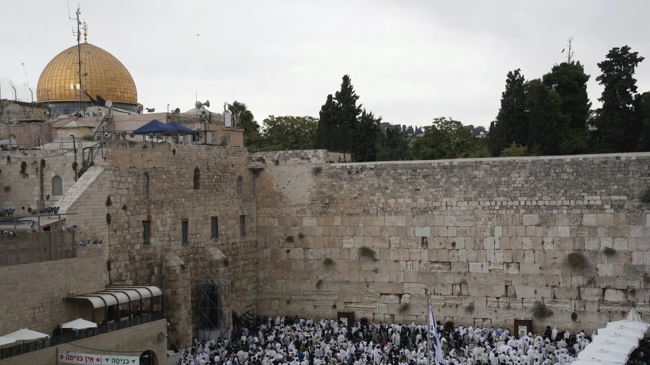 Judíos con mantos de oración rezan durante la festividad judía de Sucot, en el Muro Occidental, al lado del Monte del Templo, conocido por los musulmanes como el Santuario Noble, o el complejo de la Mezquita de Al-Aqsa en la Ciudad Vieja de Jerusalén, el 2 de octubre de 2023.