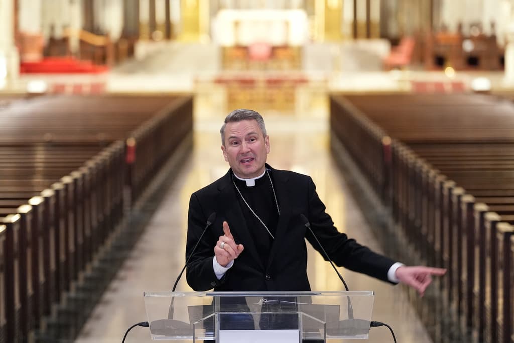 <b>"Soy fanático de los <a href="https://www.univision.com/local/chicago-wgbo/sammy-sosa-vuelve-al-estadio-de-los-chicago-cubs-tras-21-anos-y-recibe-ovacion" target="_blank">Cubs</a>"</b>, aseguró, refiriéndose al equipo del Béisbol de Grandes Ligas con sede en Chicago. Así las cosas, 
<b>ni con los Mets, ni con los Yankees </b>de Nueva York. Este último es el equipo favorito del saliente Timothy Dolan.