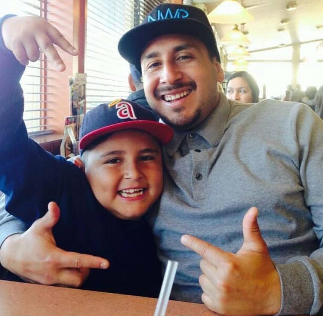 Vincent Valenzuela posa en una fotografía con su hijo, Vincent Jr.
