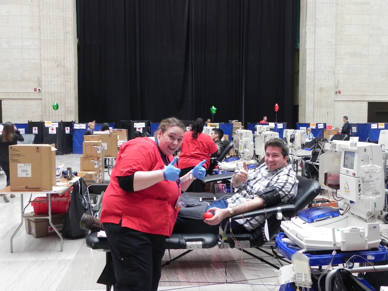 Miles de personas acudieron a Union Station a donar sangre.