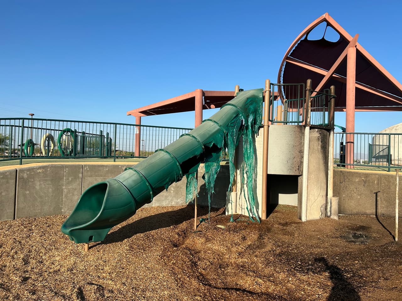 Incendio provocado por fuegos artificiales destruye un área de juegos infantiles