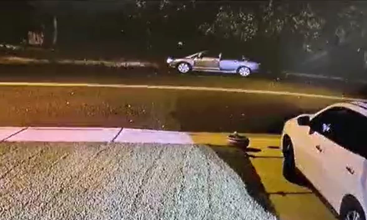 Era la madrugada del sábado 21 de octubre cuando, como captó una cámara de vigilancia, un vehículo gris se detenía.