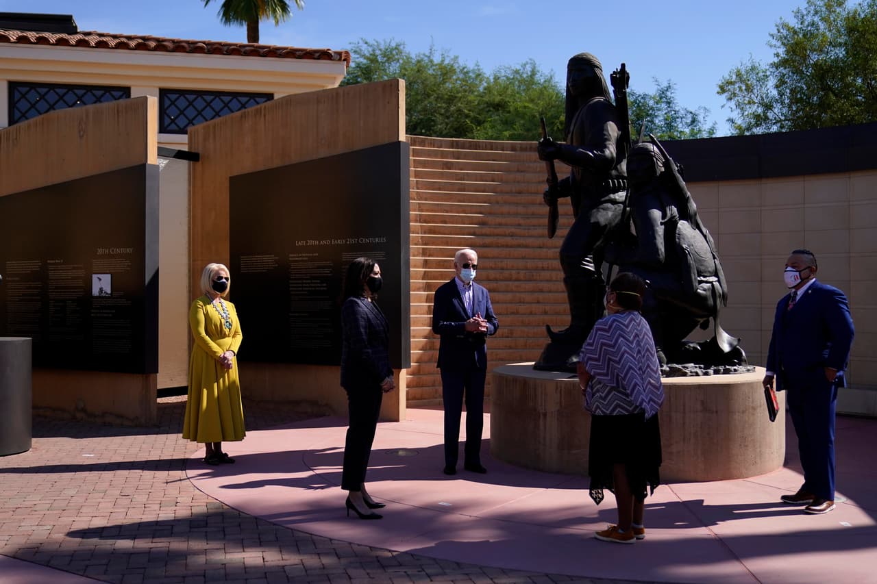 El vicepresidente y candidato demócrata Joe Biden y la senadora Kamala Harris visitan el Museo Heard en Phoenix, Arizona. Biden estaba acompañado por Cindy McCain.