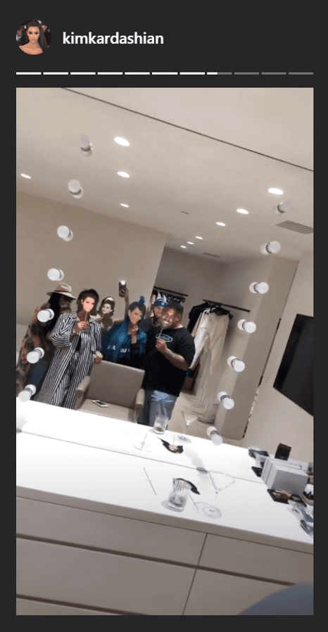 Despu茅s pasaron un rato en un armario intercambiando m谩scaras (de ellos mismos) y pasando un buen rato con sus celulares a la mano.