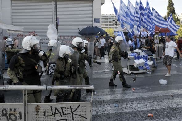 La jornada de paro recibió también un impulso adicional al sumarse a la huelga la Confederación Nacional de Comercio y la Confederación General de Pequeños Empresarios.