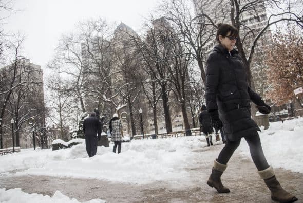Imagenes de personas que salieron sin importar la tormenta de nieve en Filadelfia. Febrero marcó un récord de nieve que no se ha visto en 150 años.