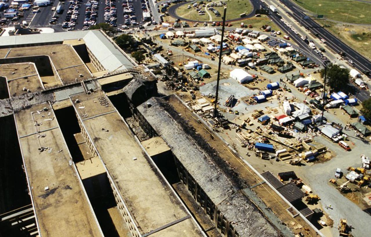 Toma cenital de la destucción en el Pentágono. El Ejercito estadounidense sufrió 75 bajas, más que cualquier otra rama de las fuerzas armadas que trabajan en la sede del Departamento de Defensa.