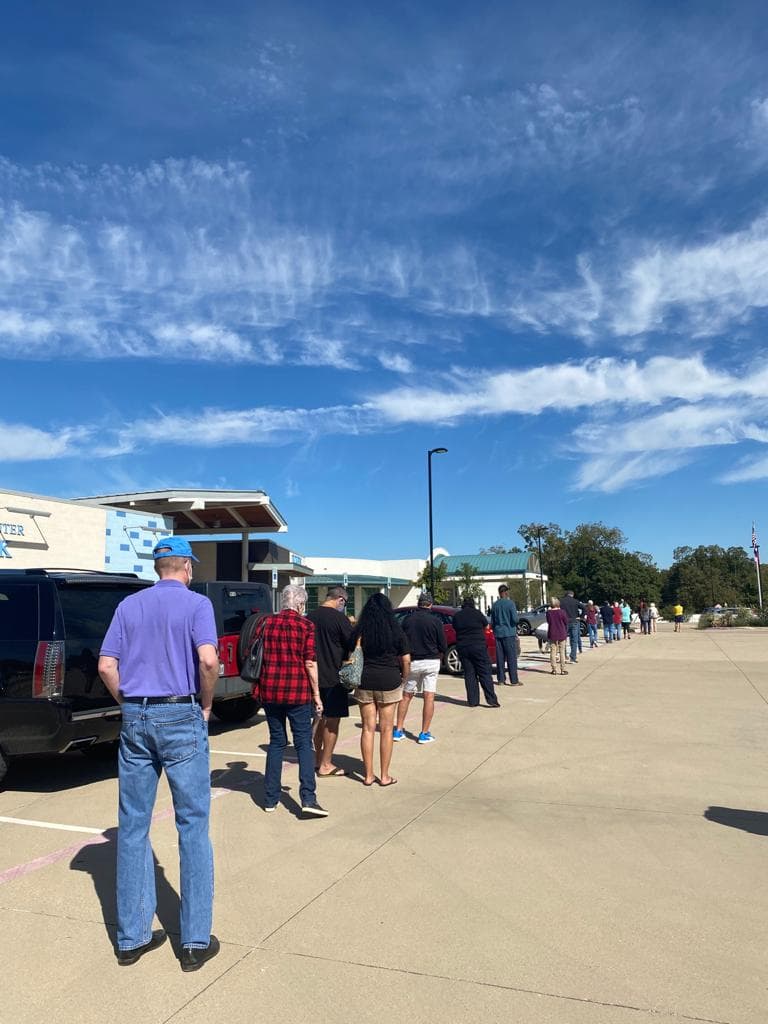 Otros sitios en el condado Tarrant también mostraban largas filas de votantes.
<br>