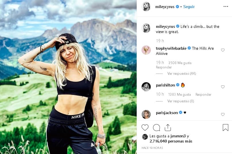 El domingo, y tras conocerse las fotos de Cyrus y Kaitlynn, la cantante publicó una serie de fotos en su 
<b><a href="https://www.instagram.com/mileycyrus/" target="_blank">cuenta de Instagram</a></b> en las que se le ve parada frente al paisaje montañoso italiano de Los Dolomitas. Sin hacer referencia explícita a su separación, escribió algunas reflexiones acerca de la "evolución" y el "cambio".