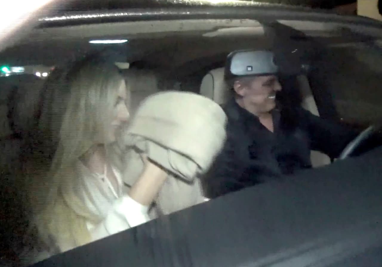 Luis Miguel fue captado con una misteriosa rubia en Los Ángeles esta semana. La pareja cenó en el restaurante Providence, en el que un menú con maridaje tiene un costo de 365 dólares por persona. El cantante se mostró de muy buen humor al llegar en su Rolls Royce negro. Mientras él hizo bromas con los paparazzi, su nueva conquista intentó caminar discretamente fuera de cuadro.